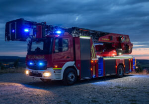 Feuerwehrauto bei Abenddämmerung